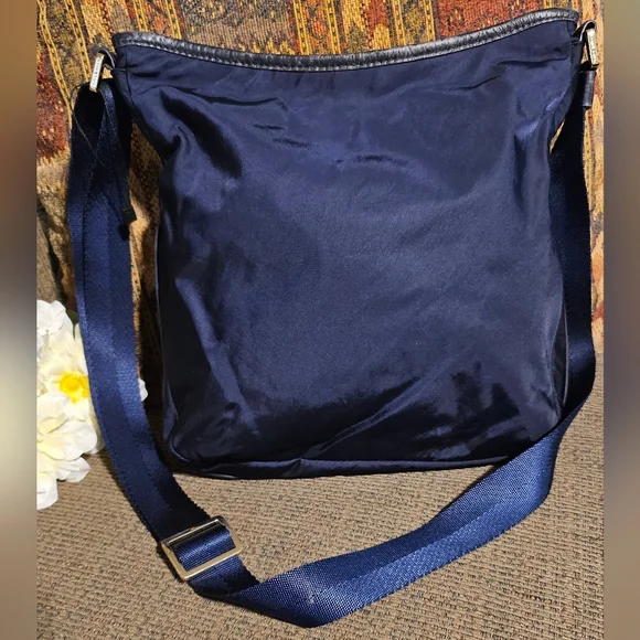 Tory Burch Navy Blue Nylon and leather Crossbody Preloved - Picture 2 of 15